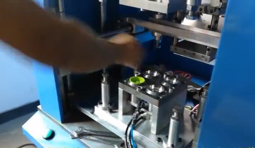 使用熱板焊接機(jī)要注意什么